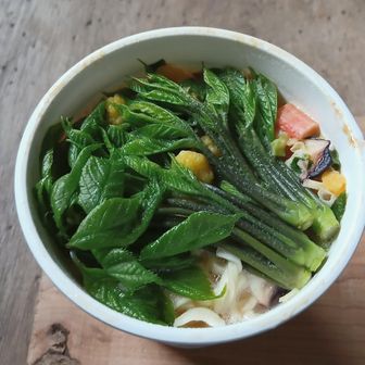 さてご飯にしよう
Cさんから採れたてコシアブラお裾分けしてもらった✨

実は軽量化の為新たに軽いバーナーを調達したんだけど、いざ使おうとしたらガスがダダ漏れで使えない💦
Cさんにガスお借りしてなんとかラーメンを