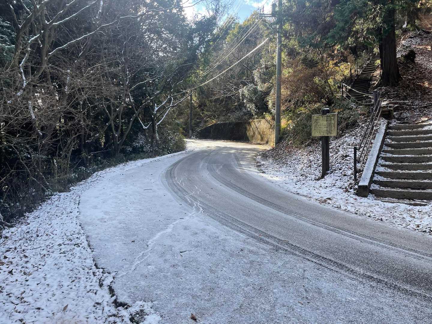 参道は特に雪はなし❄︎☃︎¨̮
神社までの車道のががヤバめ😇😇😇