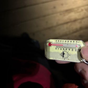 ２日目朝、小雨、寒い