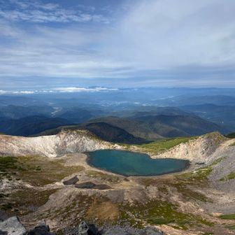 山頂火口となる、権現池。