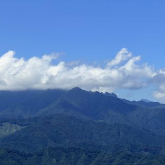 反対側を見ると傾山の頂上は雲に隠れてた。
九月に登る予定。
天気がよいといいな。右の奥のうっすら山はたぶん祖母山👵