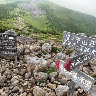 お昼ご飯を食べてしばらく休憩してから「スイス庭園」までお散歩して、テント場に水を汲みに行きました
翌日分(雲ノ平から三俣山荘まで)のペットボトル4本満タン　またまた重い💦