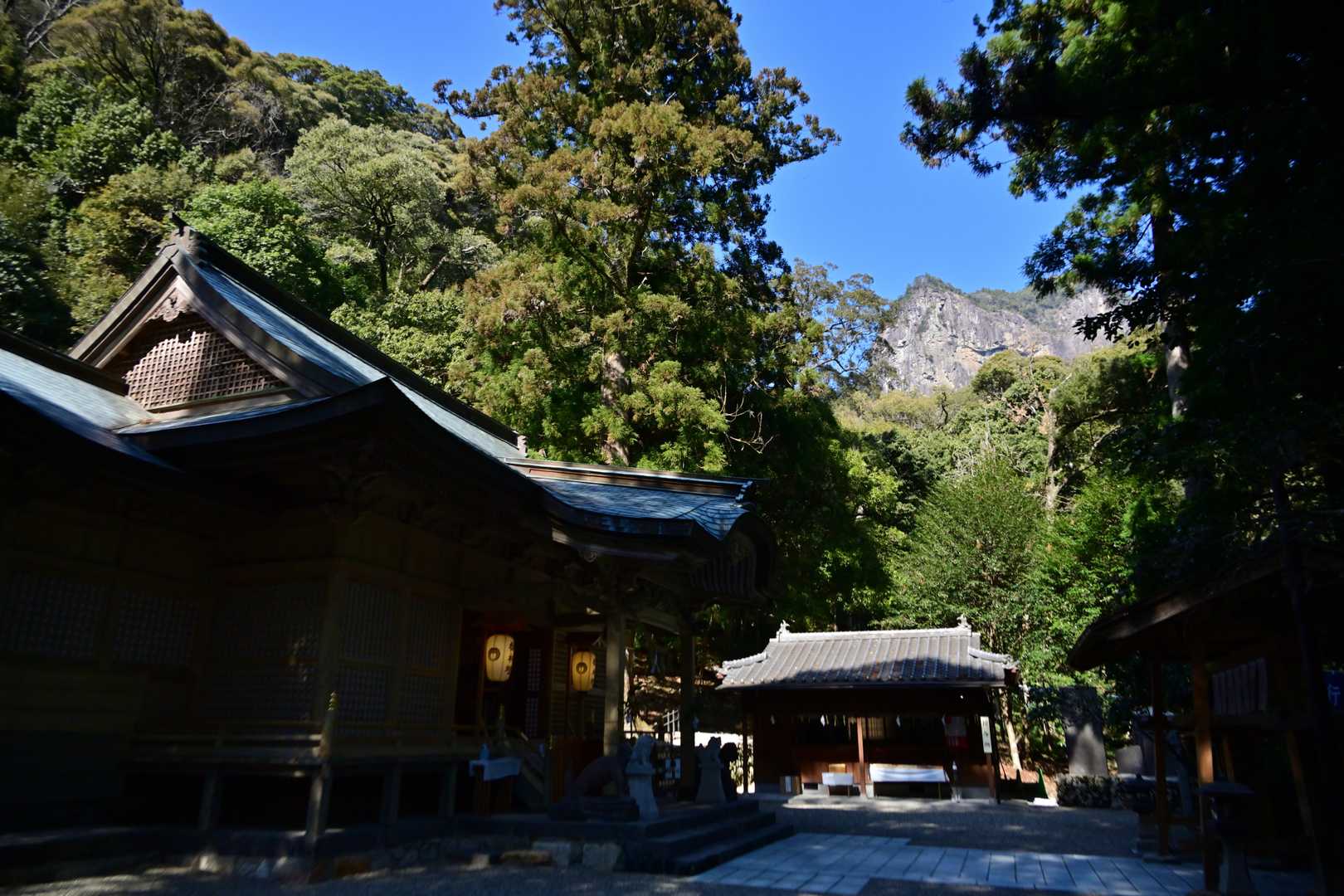 境内から雌岳が望める