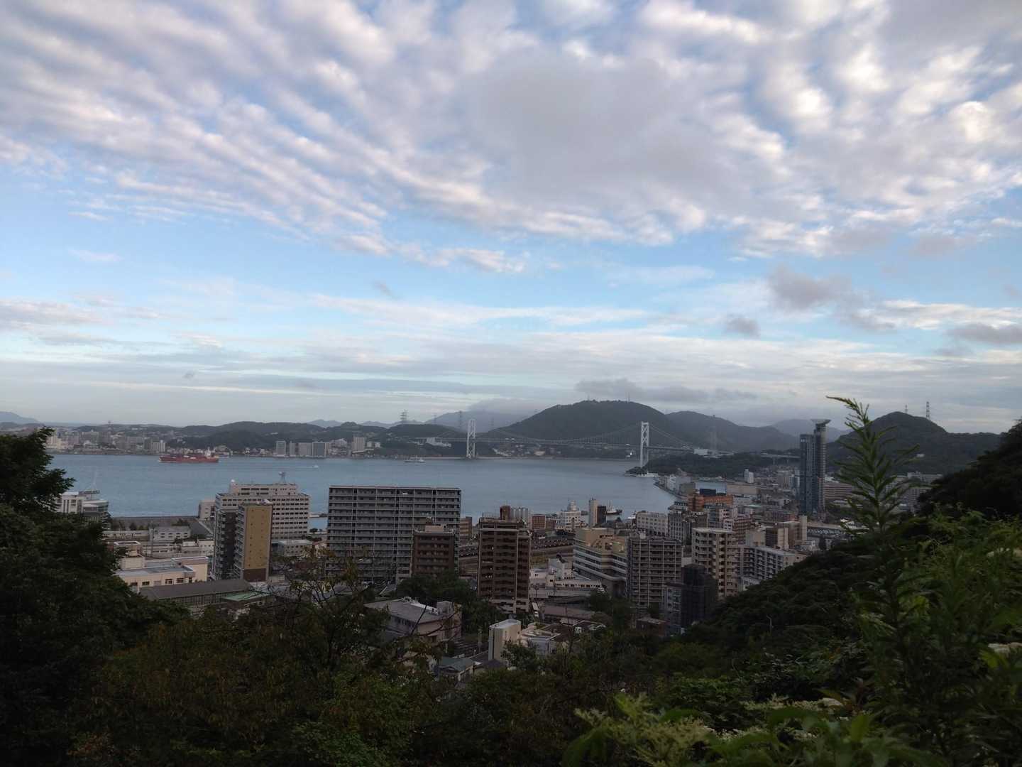 朝の関門橋
