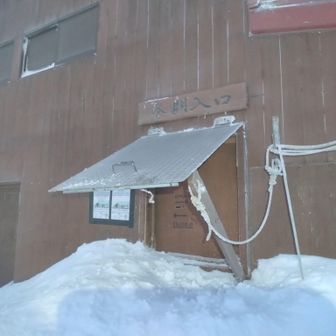 散々彷徨った末、ようやく槍ヶ岳山荘の建屋に辿り着く
「今度こそ本当に助かった！」
と胸をなで下ろしたが、ここでも問題発生！

冬季の出入口が見つからない！

地吹雪で視界が無い中、建屋周囲をぐるぐる回り、30分以上掛かってようやく出入口を発見

扉を開けて入り込み、ようやく生き残れた心地がした

すると、小屋泊されていた先客男性がお一人いらっしゃり「よくこの地吹雪の中で夜通し登って来ましたね」と労って迎えられ、しばし山岳談義で楽しい一時を過ごす