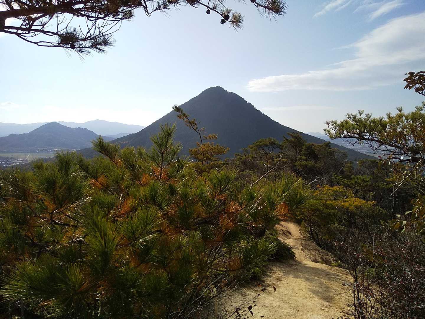 北尾根登山道の後、左、と良く見える三上山