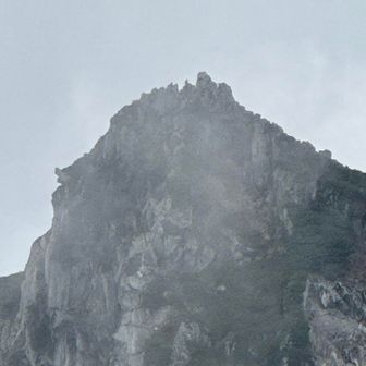 宝剣岳の山頂の岩はめちゃくちゃ登りにくい