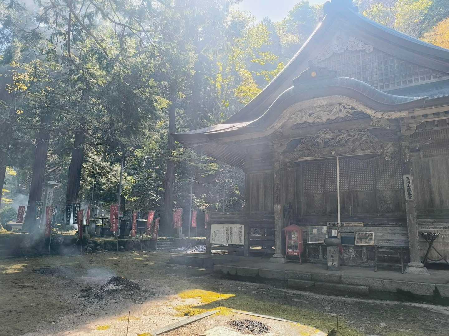 無事の下山も報告
５月の大祭前の掃除かな？
住職さんが居られて、シャクナゲの満開と今年も元気に登ってきましたの報告