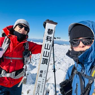 登頂💫💫💫

雪山で顔を隠すと不審者2人がじっとこちらを見つめてる恐怖写真になるため、とりあえず笑ってみる