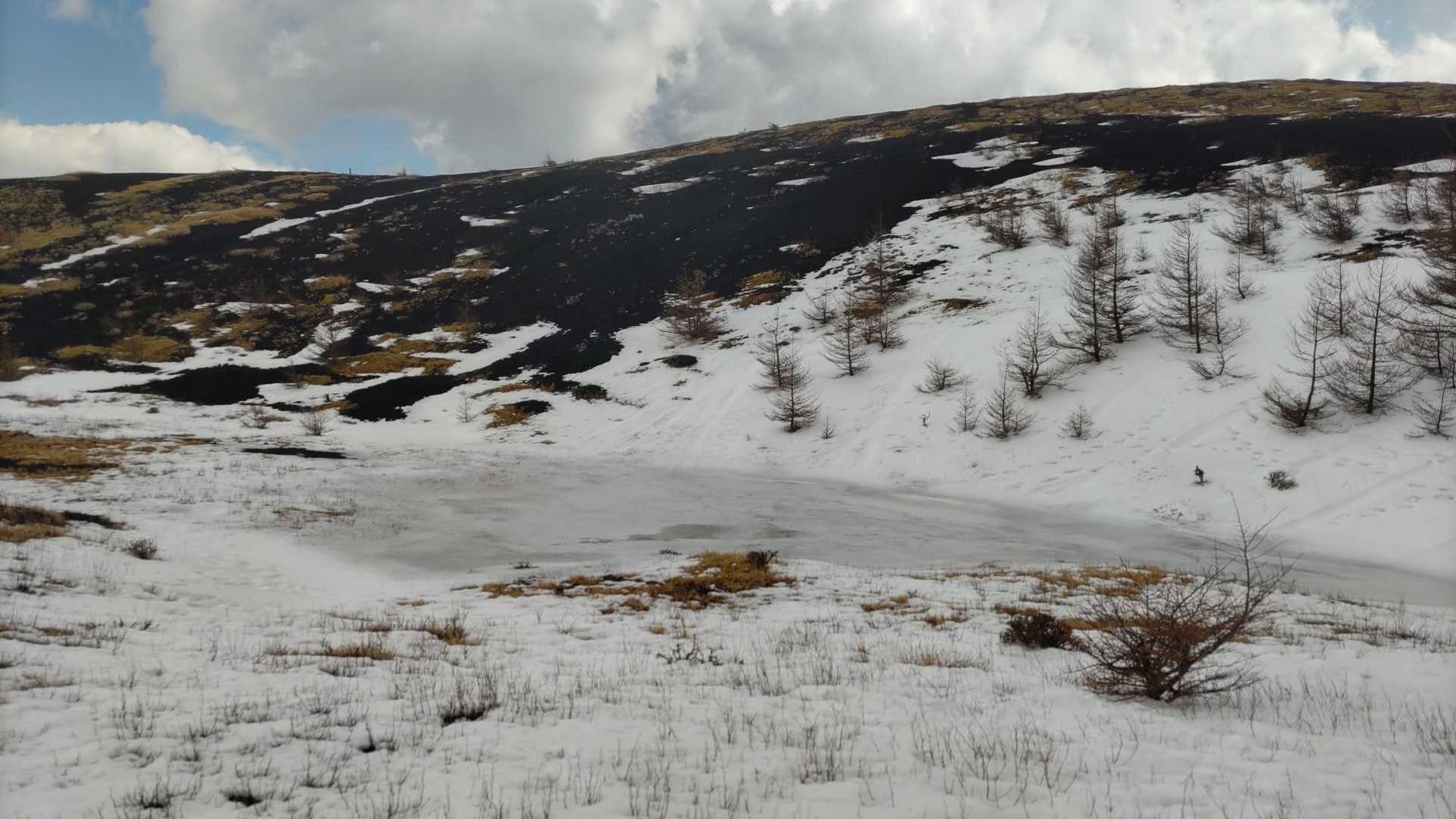 下二ツ塚の西側に雪解け池出現👀