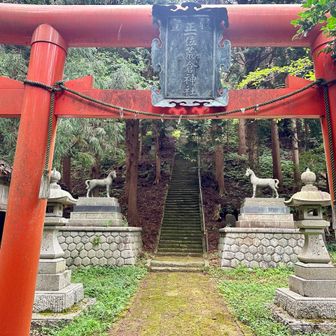 石段を登ると正一位荒倉神社の⛩️
奥には立派な一対の駒馬🐴