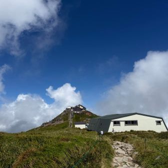 山頂離れる時に青空