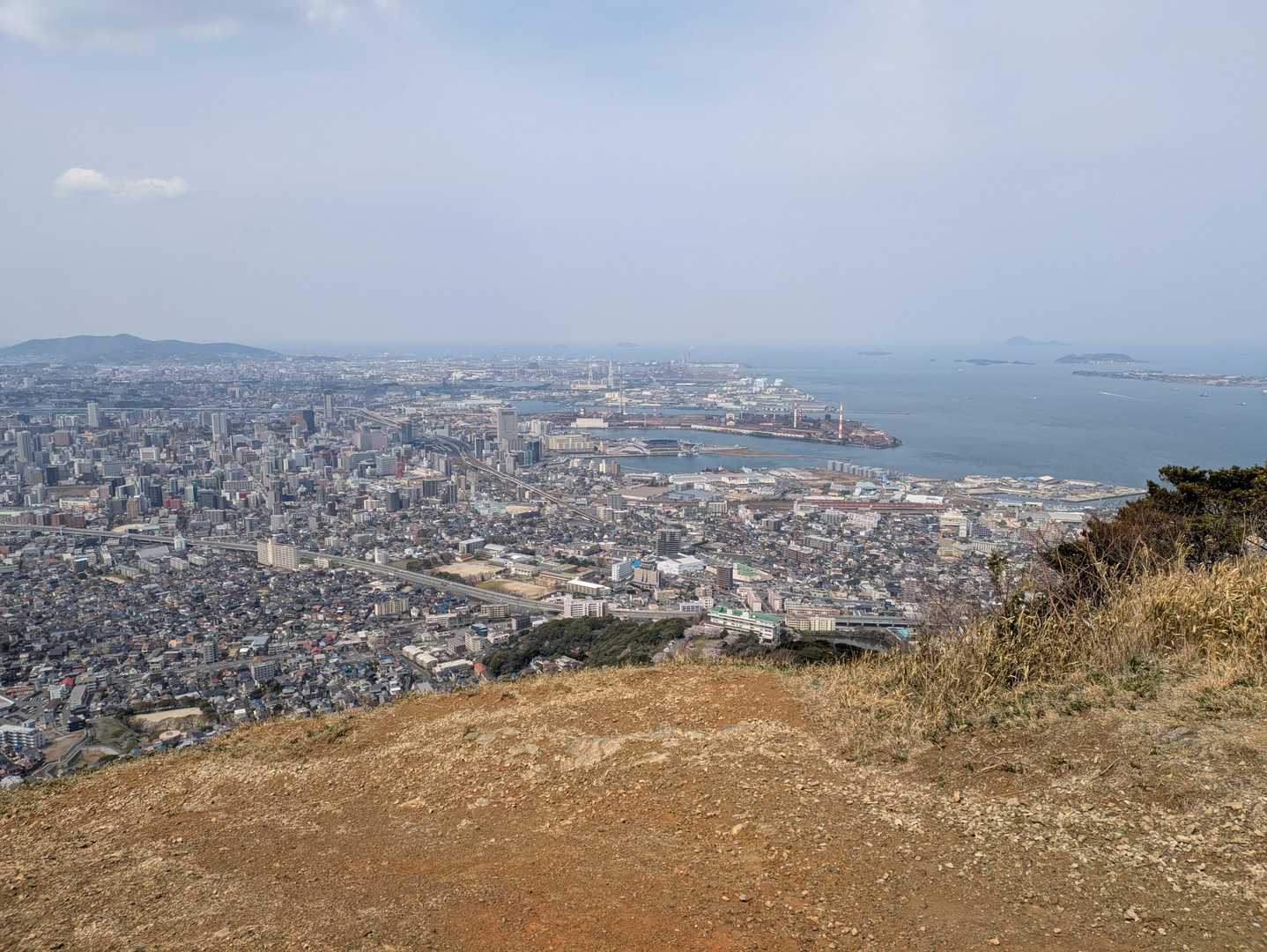 小文字山山頂、ここまでキツかった。小倉の街がよく見える。