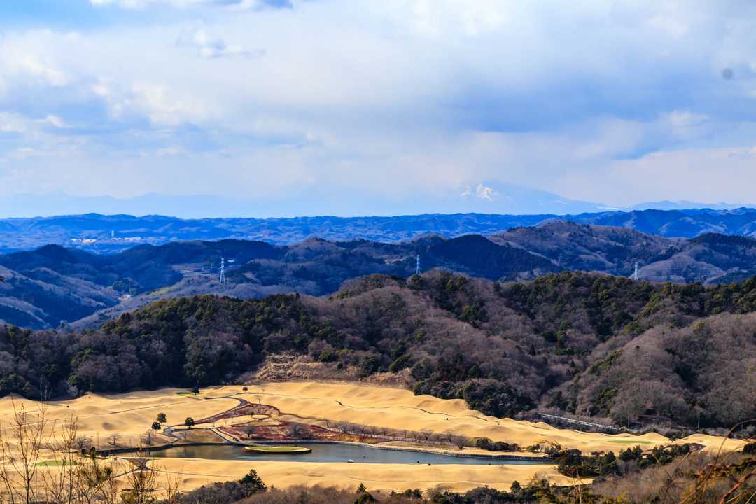 残念ながら男体山は雲の中でした。
下の池は新・西山荘カントリー倶楽部のようです。