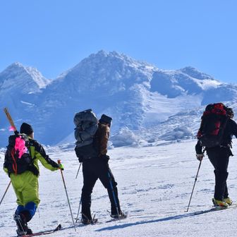 鳥海山・七高山・笙ヶ岳 基本に忠実に、ここら辺からルート旗を残して登りました🚩🚩🚩