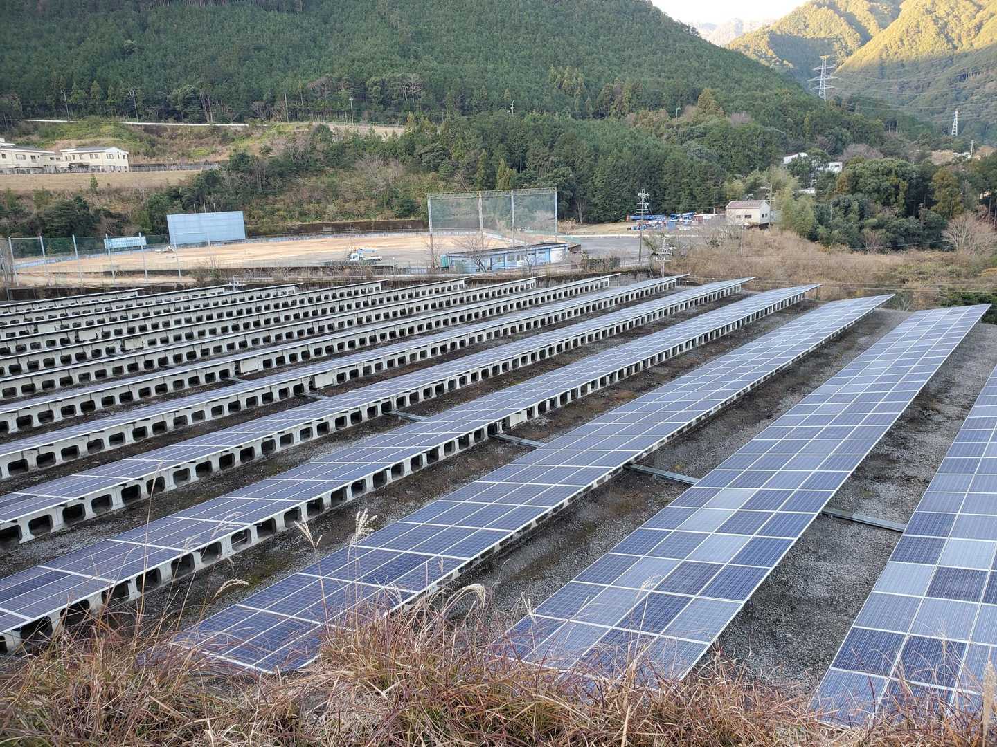 スタートして直ぐ…右下を見ると…、いきなり太陽光発電システムのパネルが…😲
ちょっと驚く光景です😅