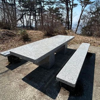 東屋がなくなった場所に立派なベンチ