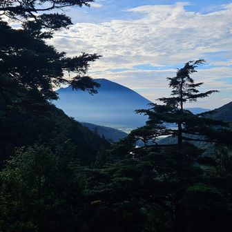 少し登って男体山と湯ノ湖