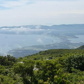 若干、雲で霞んでますが佐渡島の海や街が拝めます