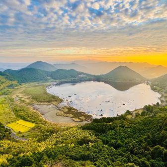 絶景待ってた♪

この旅
No.1の絶景✨

朝陽とそれで色付く雲と
まだらな青空とのグラデーション
外輪山のポツポツとした小山たち
ラムサール条約で守られる貴重な湿地帯と藺牟田池
そこに人工の田畑と道路

久しぶりに景色で心奪われた(*´∇｀*)