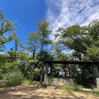 夏空の元の浅間岳のあずまや。