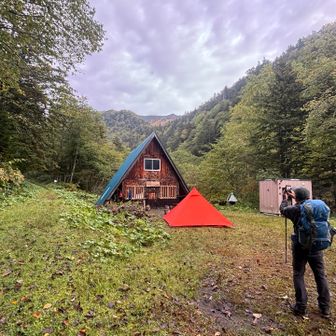 宿泊は1泊1000円。山岳会へ小屋の維持、協力金。
まだ木製の募金箱だった時かな？ここの募金が丸ごと盗まれた話を聴いていたので、口座振り込みにしました。
