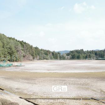 グランド横を歩く。