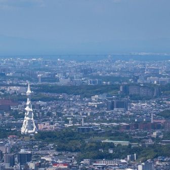 出逢いの広場から。
前日から今朝まで降り続いた雨で街が洗われたのか、明石海峡大橋まで見えました。