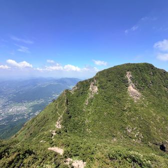先程登った西峰側を見ると、マタエからの取り付きはかなり急に見えました。