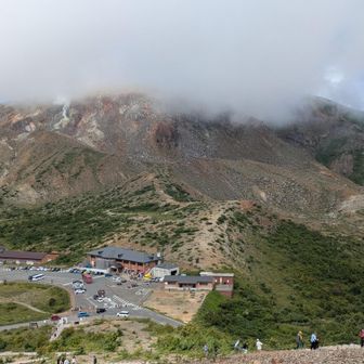 お鉢からは一切経山の山頂は見れず