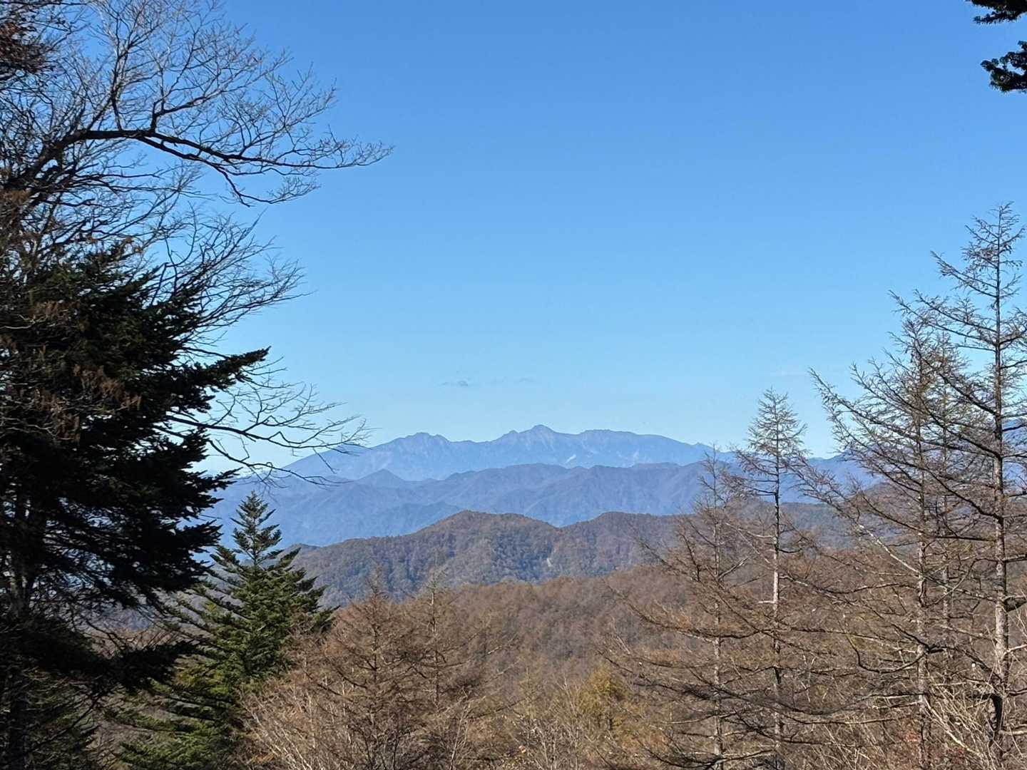 道が開け広場ような
坂道登っている途中
振り返ると
赤岳などが見える