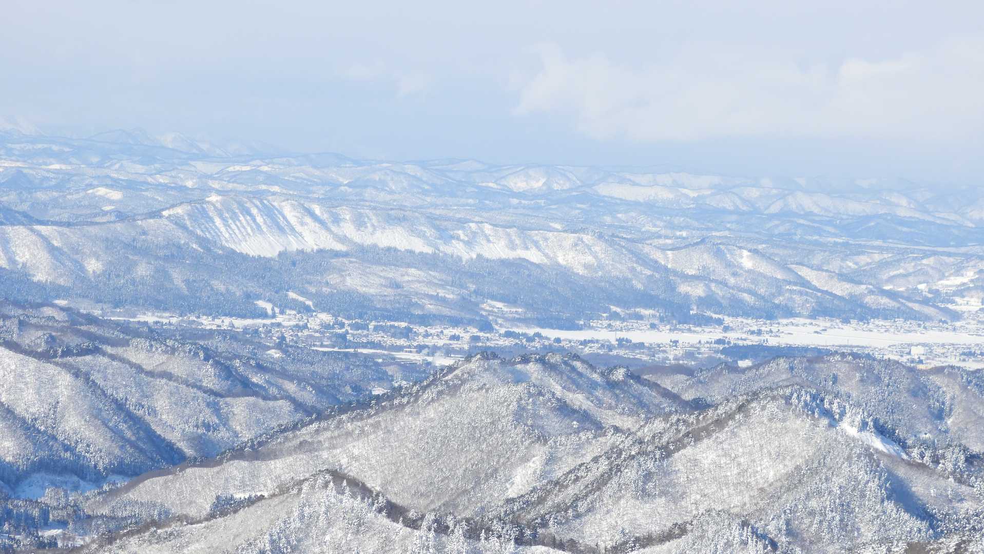 斜平山。今日は米沢市も天気が良いみたいです。
