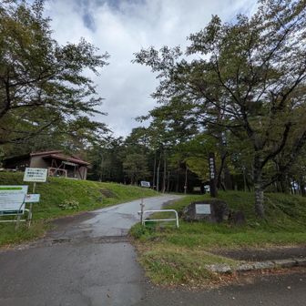 秋田駒ヶ岳の🍁観賞を断念して　鞍掛山🅿️に到着
ちょっと小雨気味かな？　サクッと登ります😊
