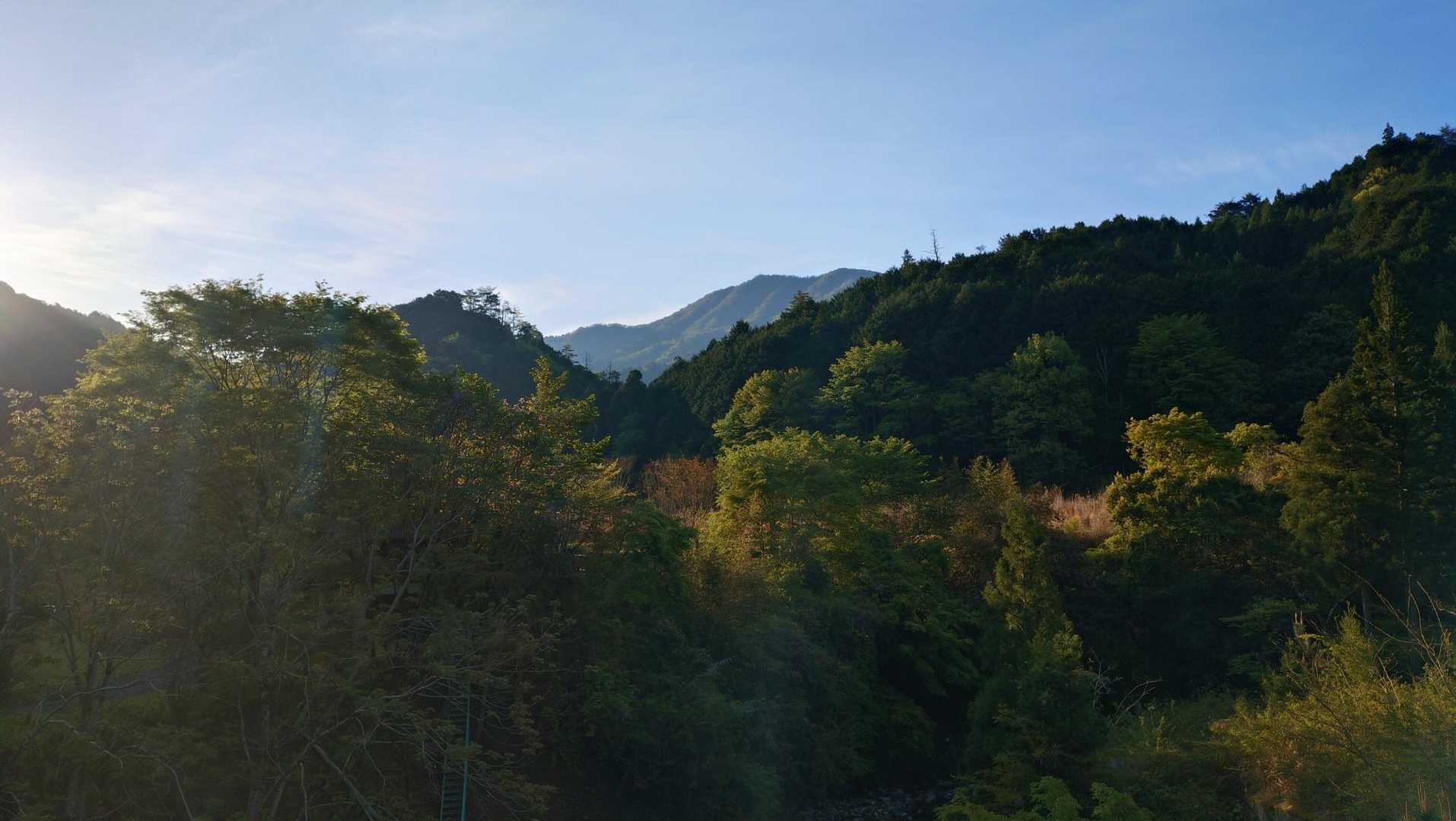 ものすごーく遠くて薄い「高見山」です。