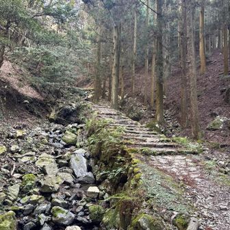 古の修験者たちに思いを馳せながら