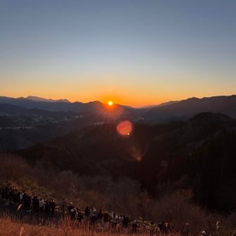 頂上まで登って(528m)、ご来光です！😆🌅