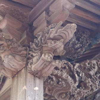 雨宮龍神社⛩️
わざわざ階段上って行く神社ですが、木彫りの彫刻が見応えありました。