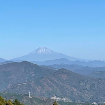 半分走って、半分歩いて笑
山頂へ。
先にスタートしてるばんびちゃんがテラスに到着してる。

テラス下まで来たら🏃‍♀️ばんびちゃんとK原さんに応援📣された笑
