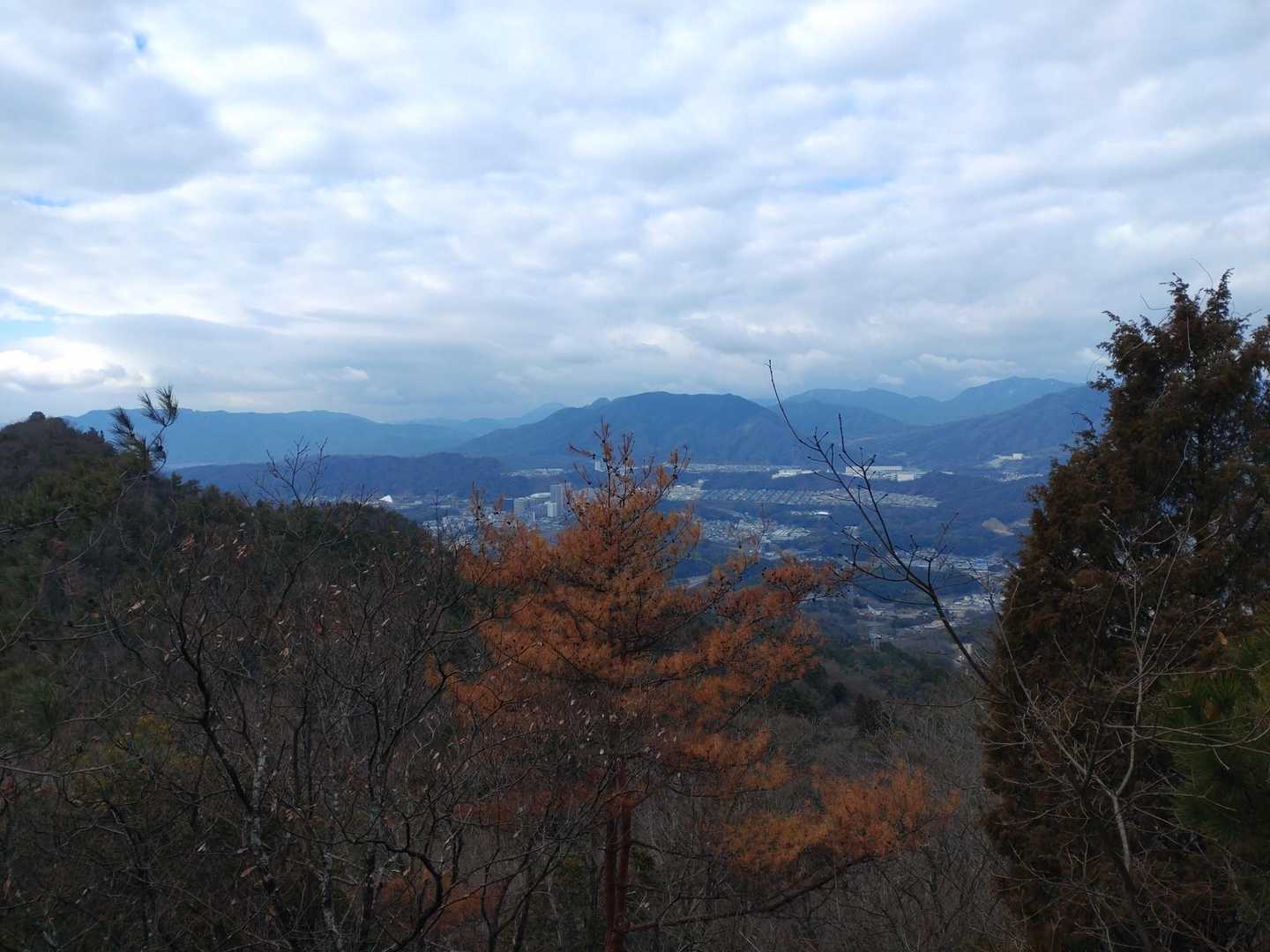 向山方面
大峯山や東郷山は斜面が白っぽいですね。