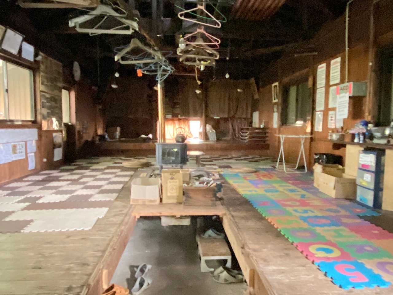 行仙宿山小屋内、広くてキレイです
使用協力金¥2,000の貼り紙有り