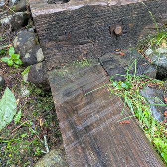私が滑った跡（下側から撮影📸）
枠の木に足を置き「あっ」と思った瞬間、右足が外側に落ちました。
転倒は免れましたが、段差が大きかったら骨折レベル……😱