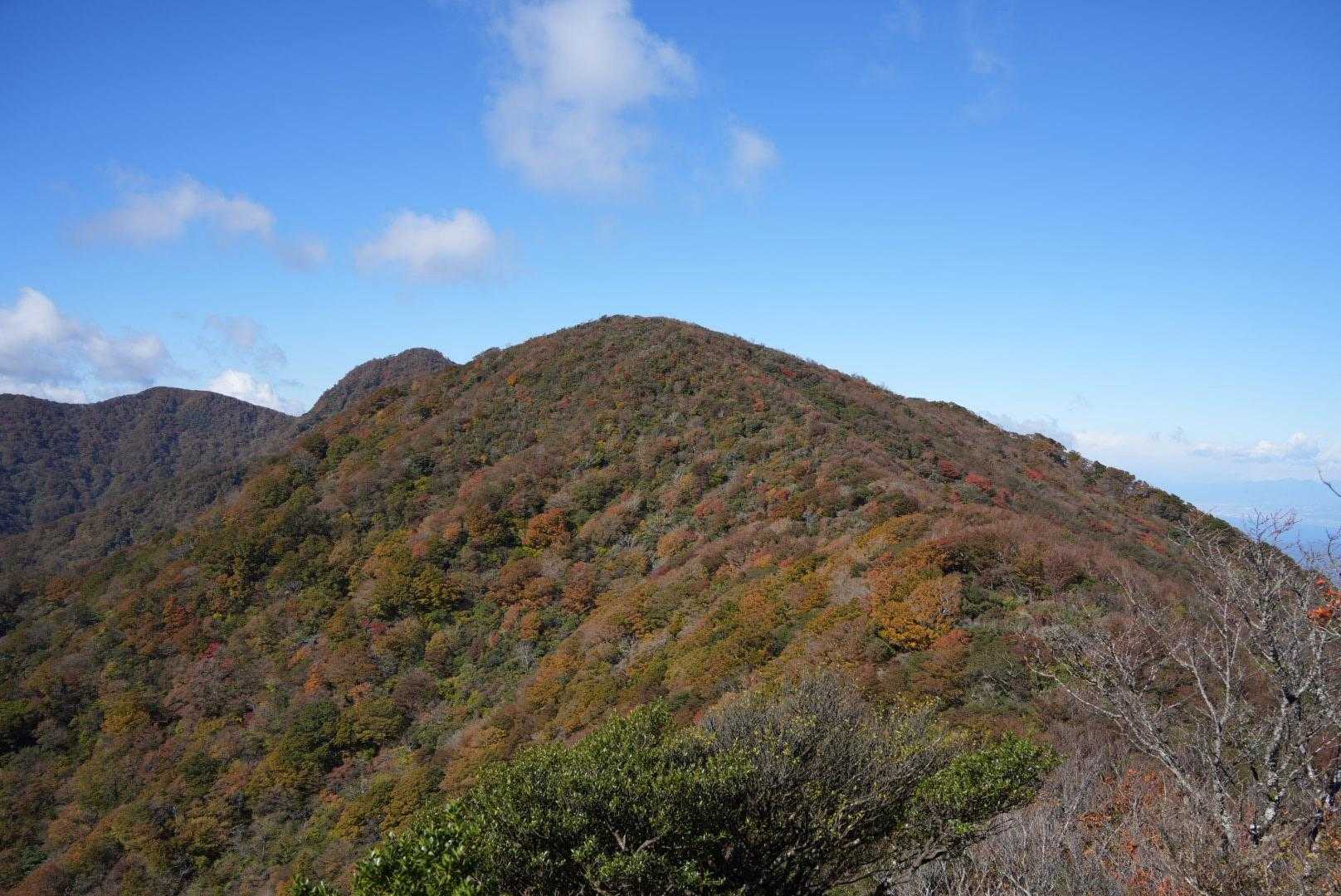 万三郎岳に向かう稜線が綺麗