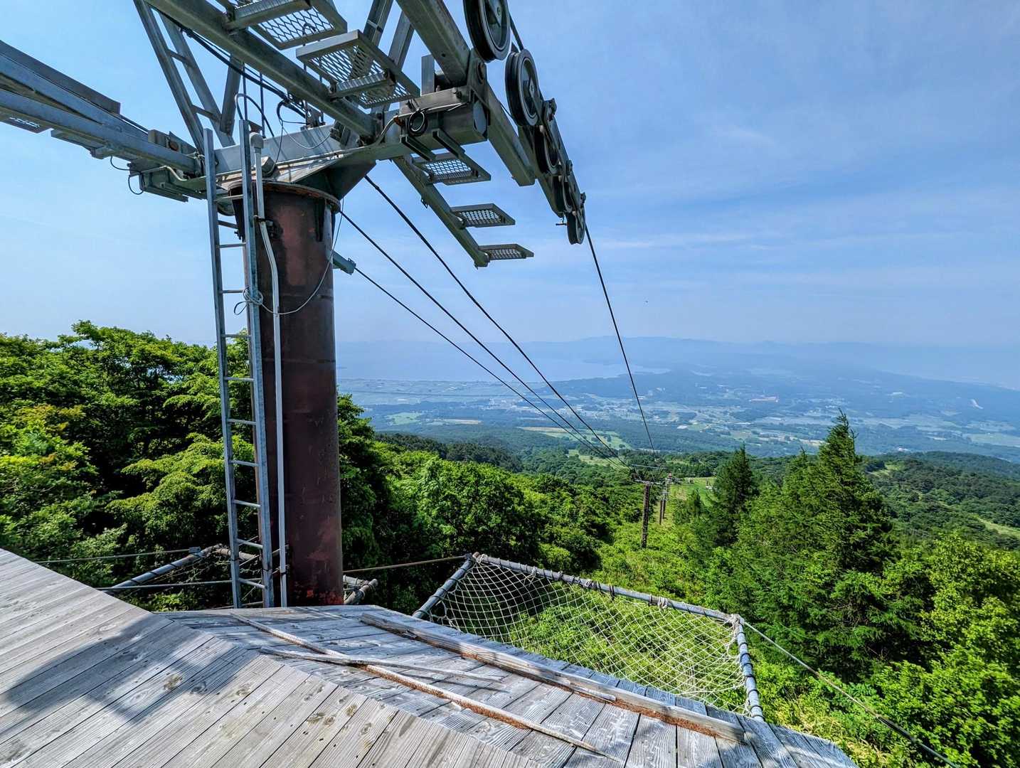 営業終了して廃墟になりつつあるリフトの頂上駅
ここで昼寝をしてから帰りました😄