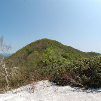 南峰に向かう途中で北峰を振り返る
南峰の斜面に少しだけ雪あり　