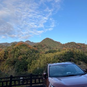 手前が小方行者山、奥が大鉢山