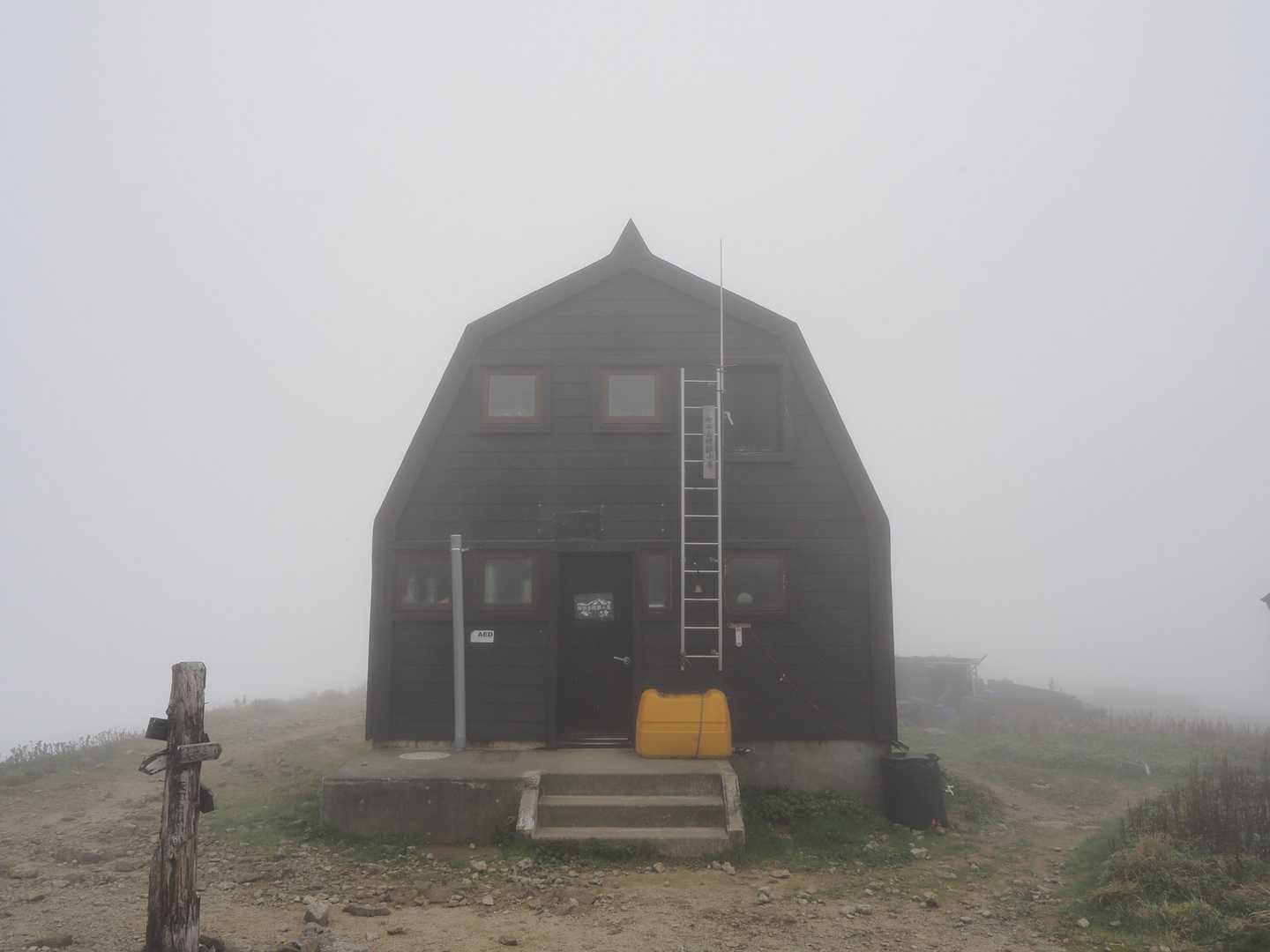 本当は御西小屋で泊まる予定でしたがこの時点で9時半。もひとつ先の梅花皮小屋まで行くことに。