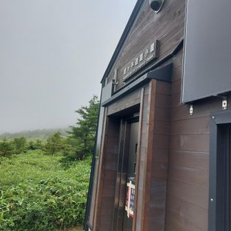 酸ヶ平避難小屋に到着👏
左足が水没していたのとスマホ充電の復旧ができないので(残り15%)、ここで撤退も考えましたが、山頂まであと20分で行けそうなので登る事にしました💪
