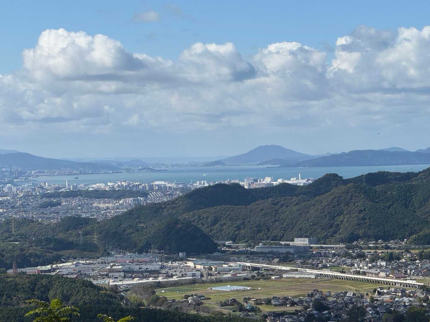 正面奥は糸島の可也山