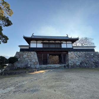 櫓門　手前が本丸跡