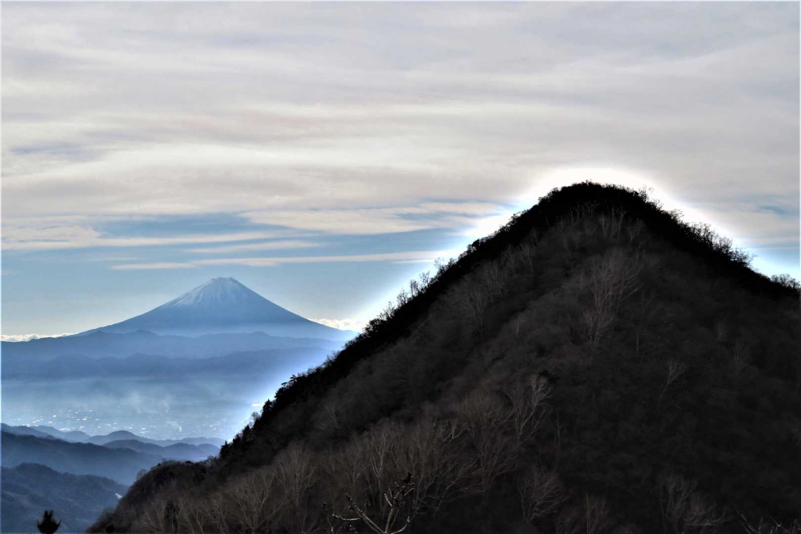 振り返って
茅ヶ岳と富士山
１００メートルほど下りました